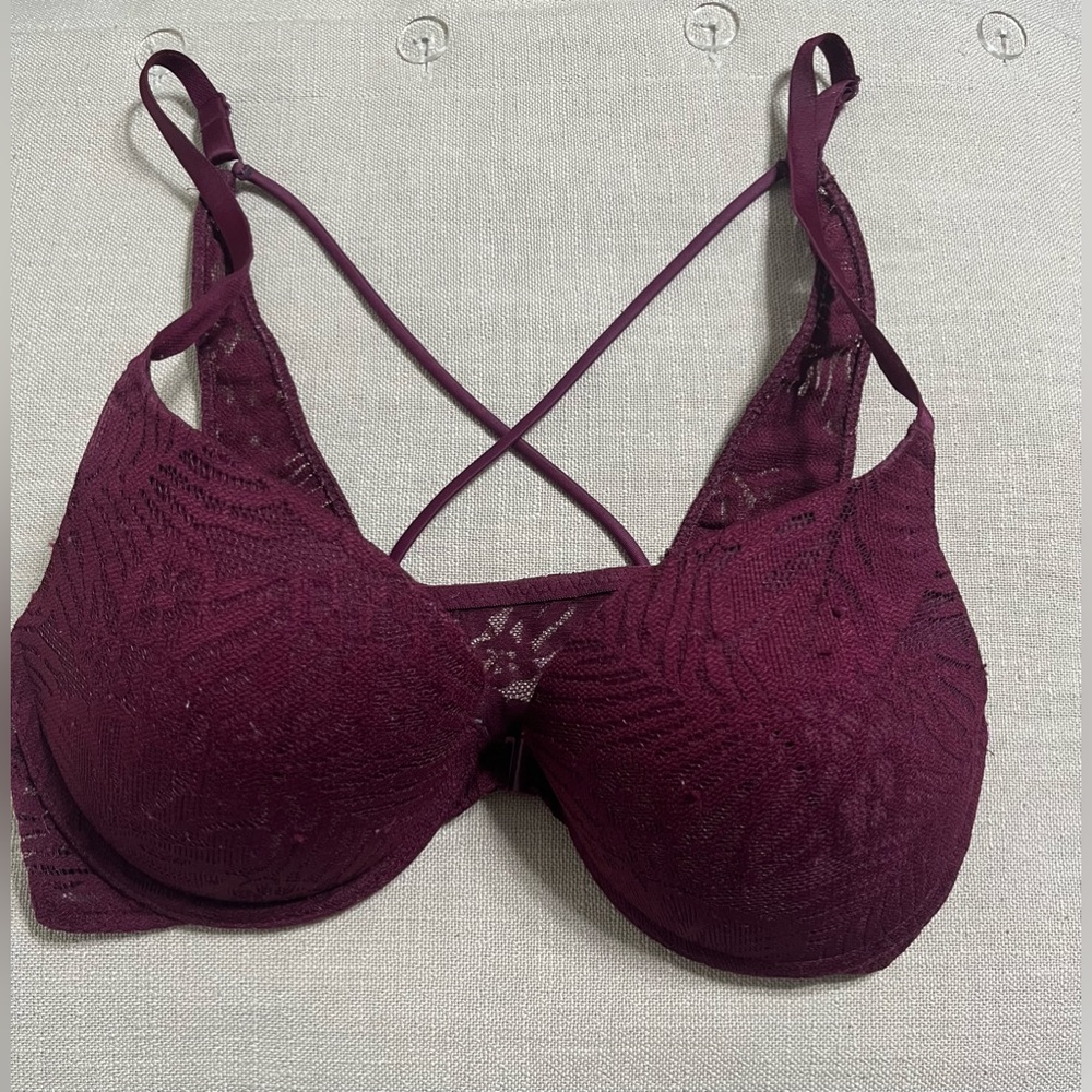 Victoria's Secret Pink  Burgundy color
Front Close Lace Flor.size 32D